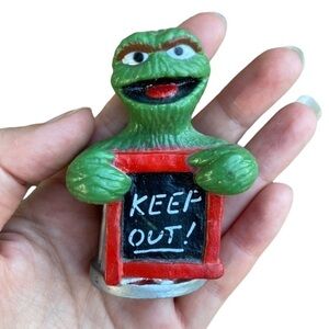𝅺1980’s Sesame Street Oscar the Grouch Magnet- Vintage  “Keep Out”